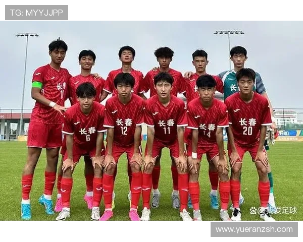 《中国足球队备战亚洲杯 新阵容亮相意气风发备战全力冲击冠军》 《中国足球队备战亚洲杯 新阵容亮相意气风发备战全力冲击冠军》