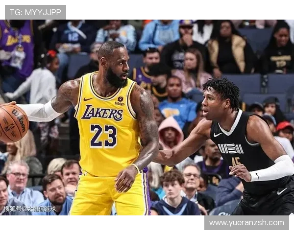 湖人队全力备战新赛季 詹姆斯与戴维斯目标明确 追求总冠军荣耀